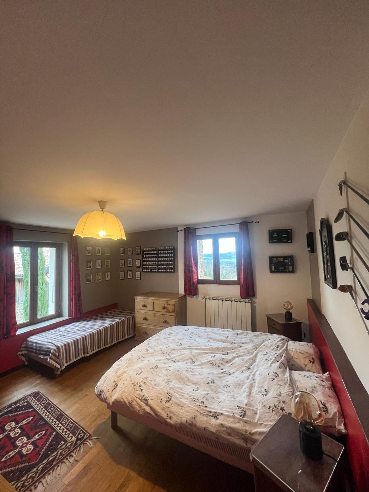 Les Garennes Hotell Saint-Uze Exteriör bild