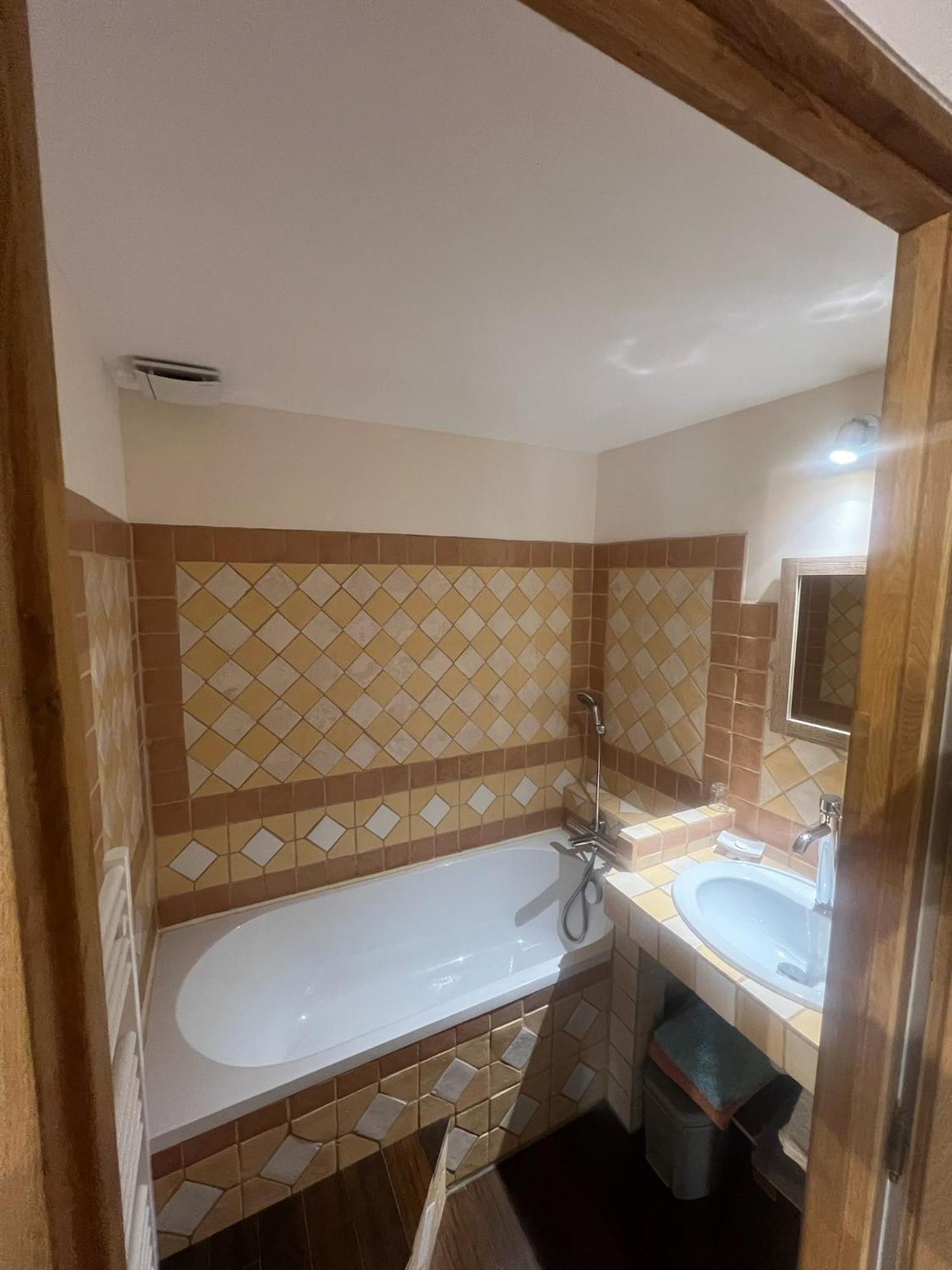 Les Garennes Hotell Saint-Uze Exteriör bild