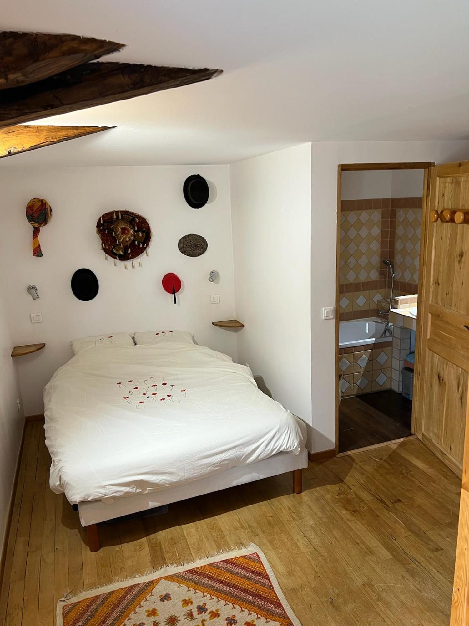 Les Garennes Hotell Saint-Uze Exteriör bild