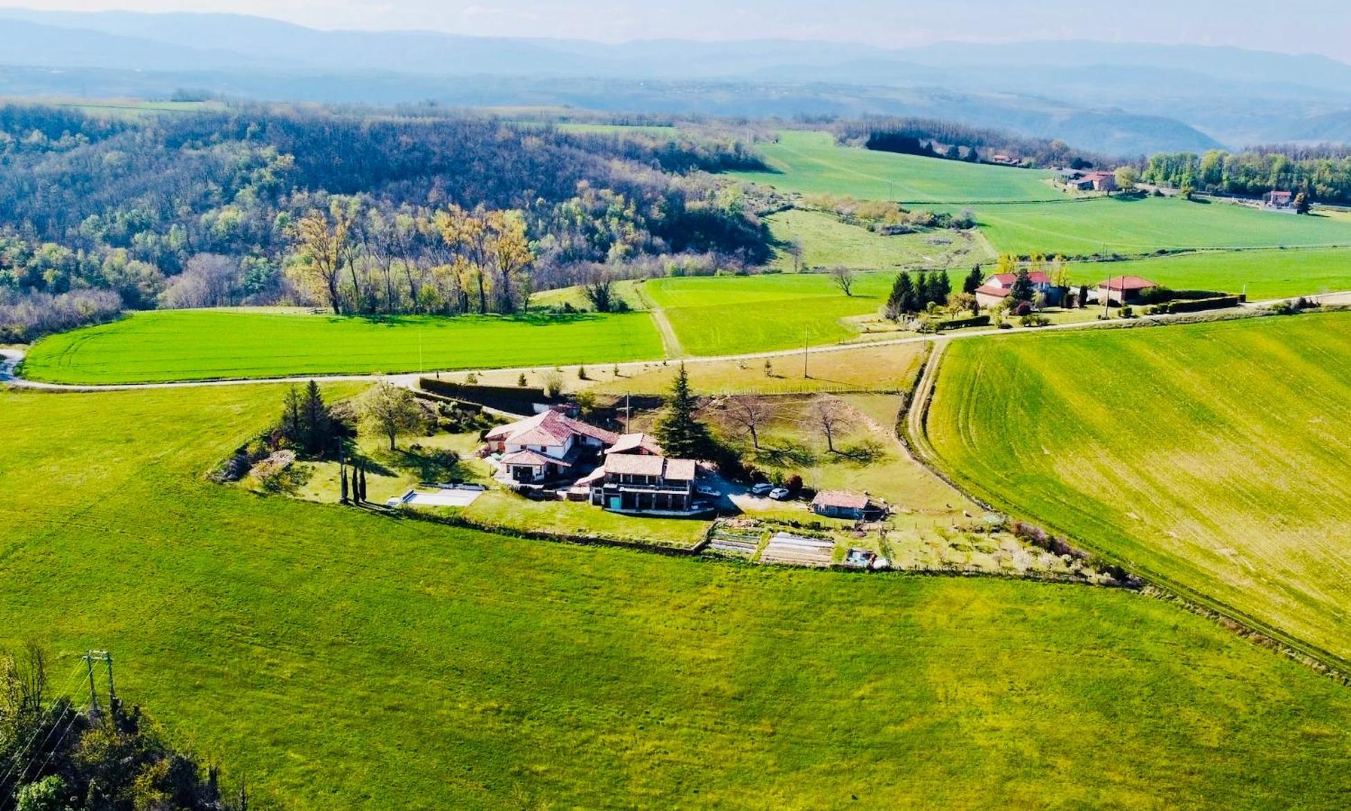 Les Garennes Hotell Saint-Uze Exteriör bild
