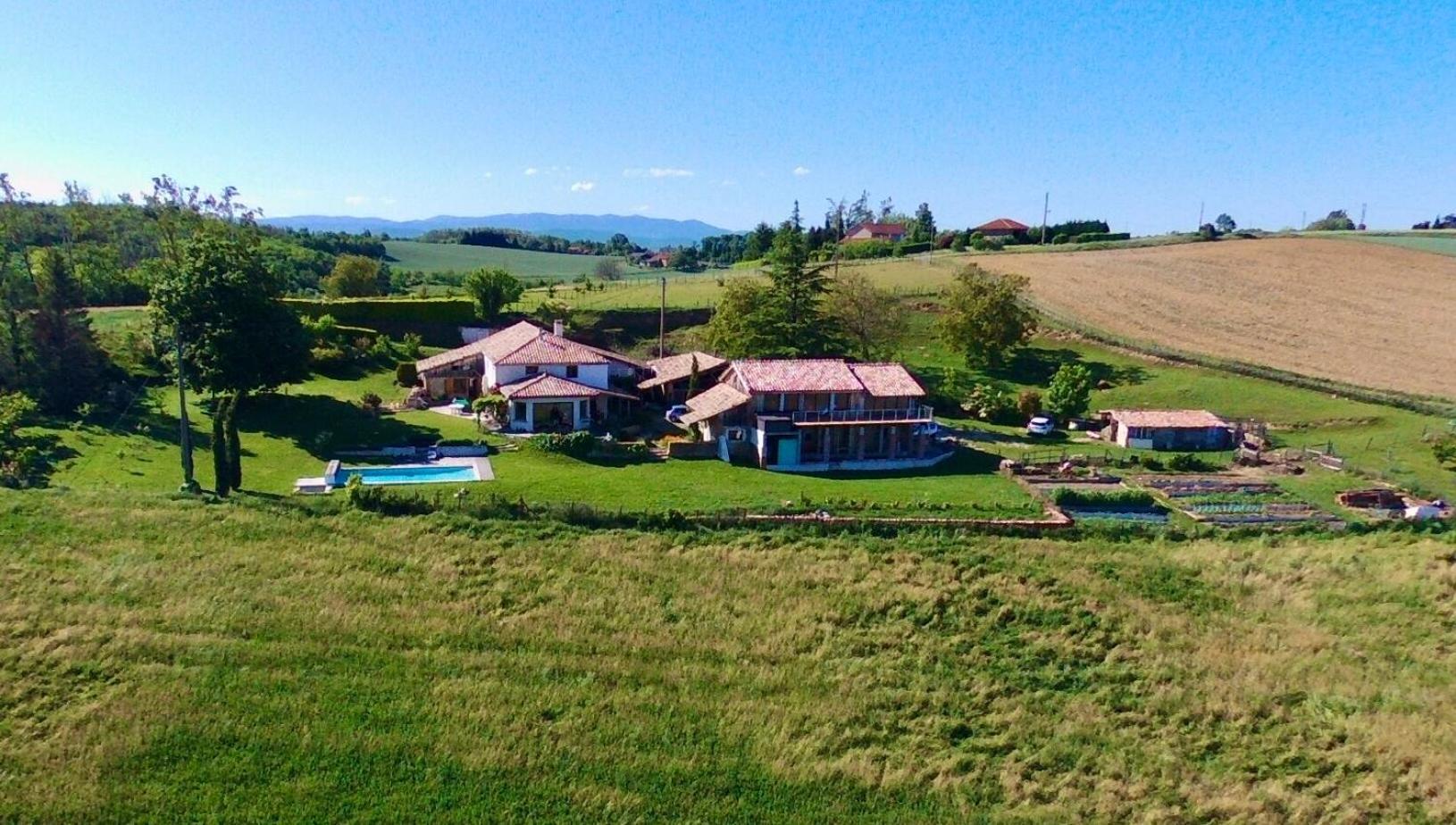 Les Garennes Hotell Saint-Uze Exteriör bild